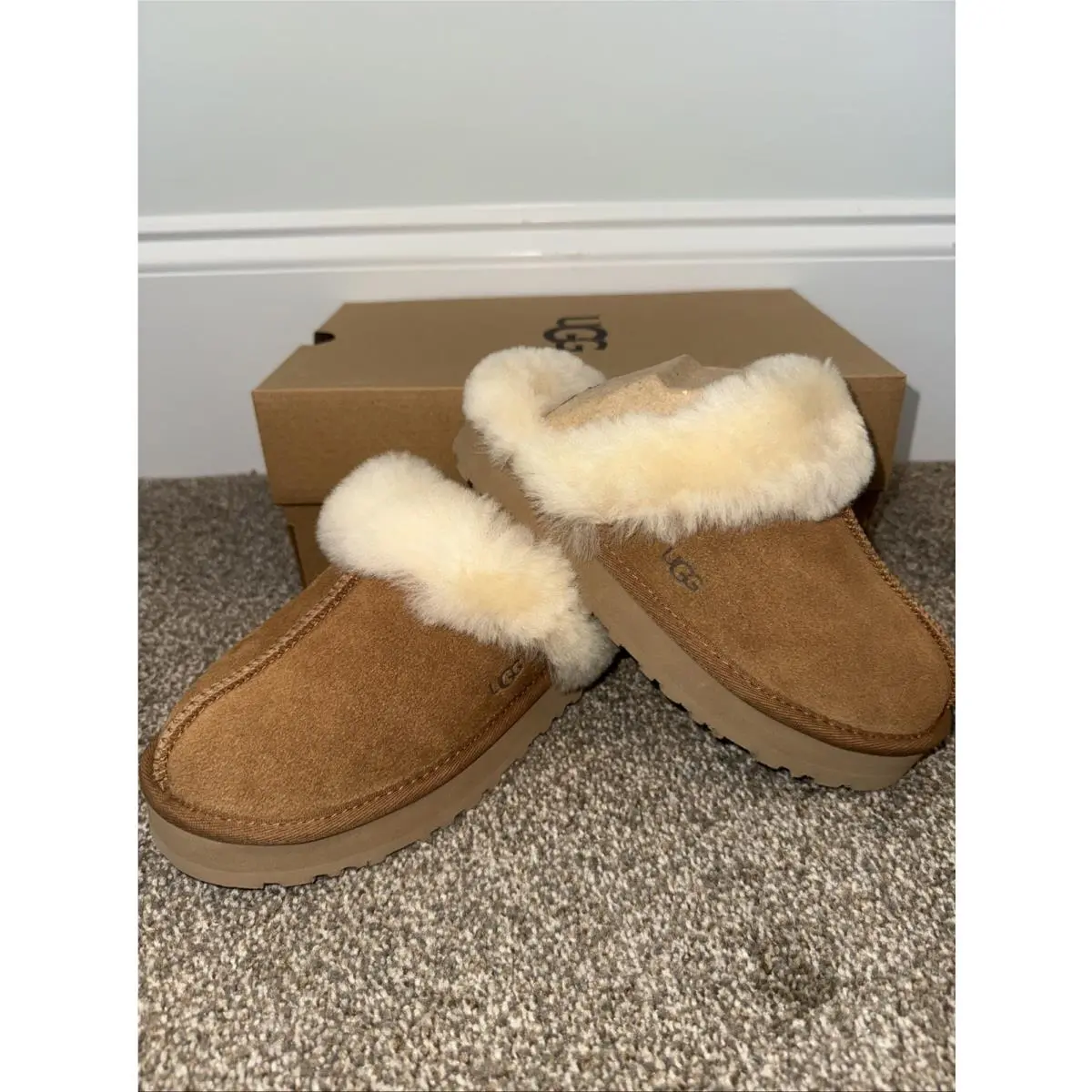 UGG shoes - Brown (UPC: 0198605300400) 1