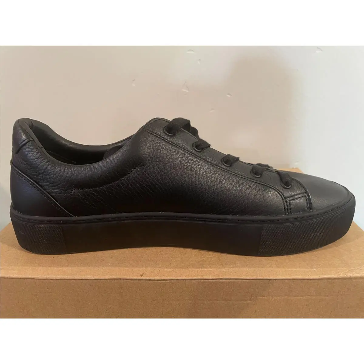 Women’s Ugg Leather Low Top Zilo Black Sneakers-size 10