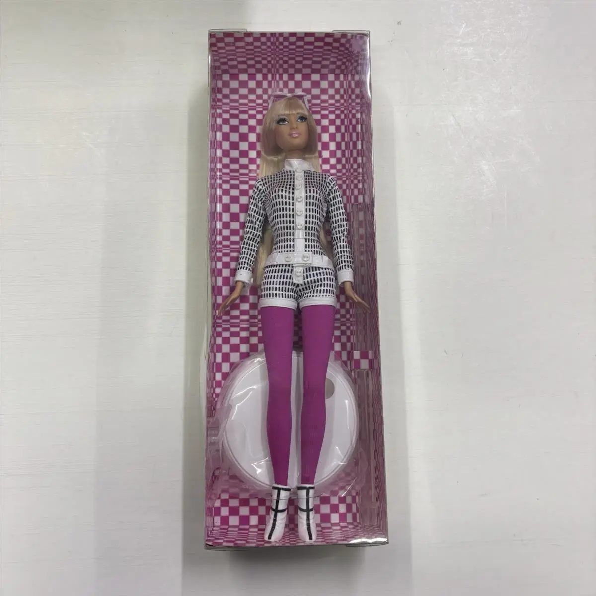 A Nod For Mod Barbie Gold Label C6261