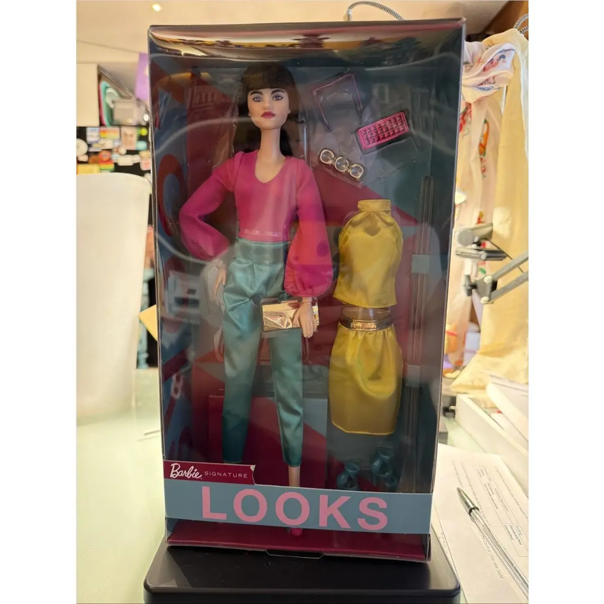 2021 Mattel Barbie Signature Barbie Looks Doll 19 with Mix Match Fashions