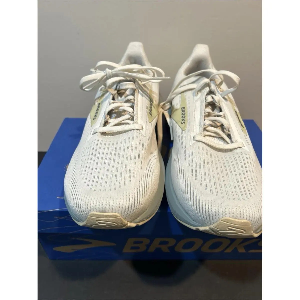 Brooks shoes - Brooks Revel 8 - Revel - 110-468-1D 157 - White 2