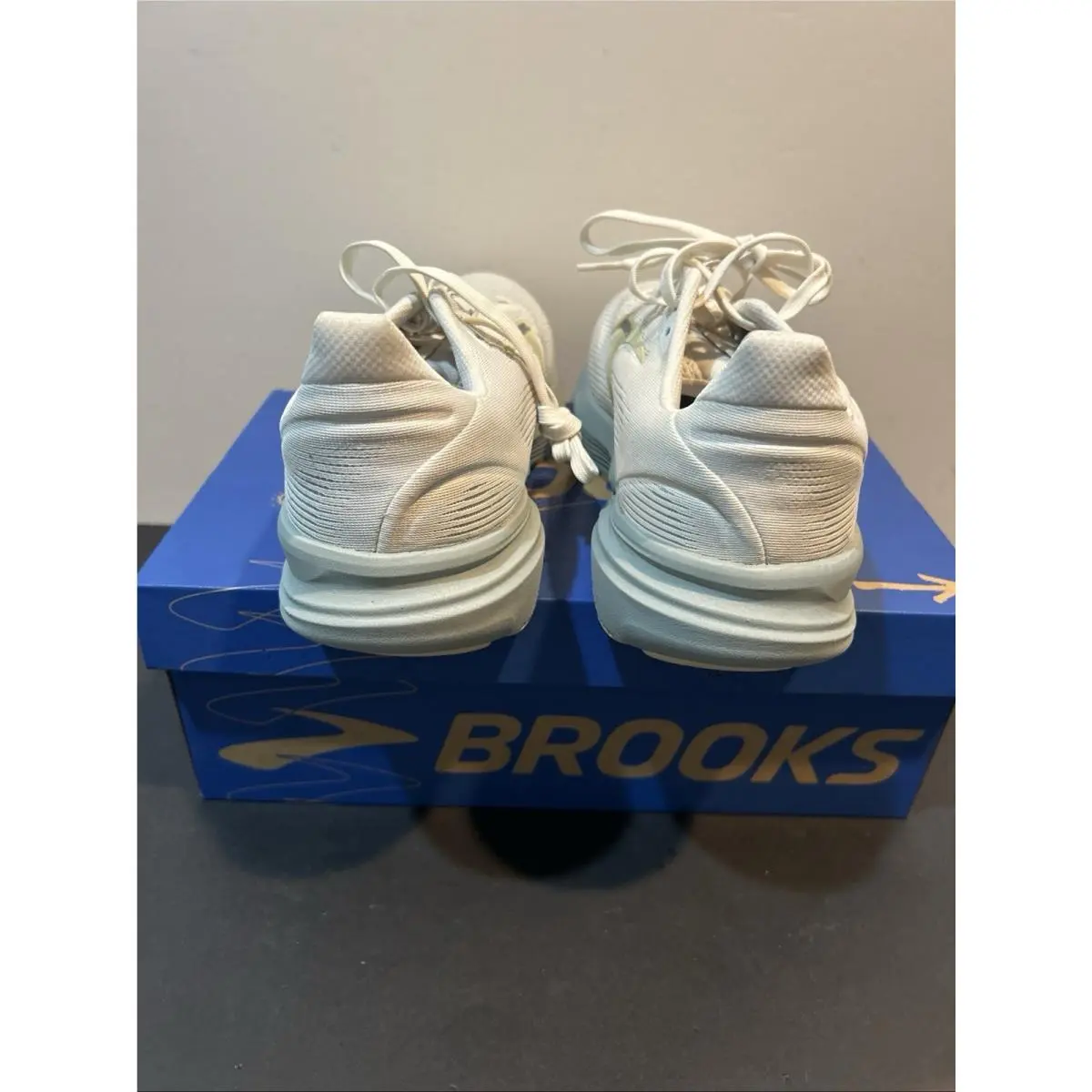 Brooks shoes - Brooks Revel 8 - Revel - 110-468-1D 157 - White 4