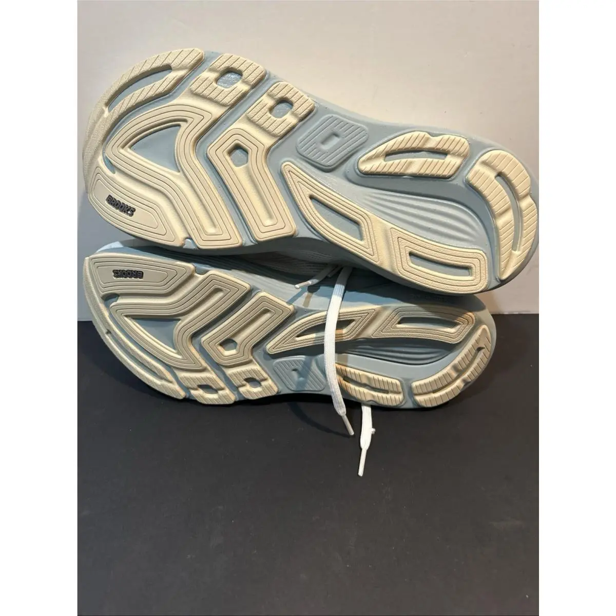 Brooks shoes - Brooks Revel 8 - Revel - 110-468-1D 157 - White 6