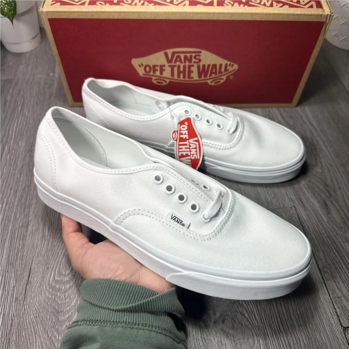Classic Athletic Sneakers Rubber Outsole Canvas Upper Men Sz 9.5 by Vans