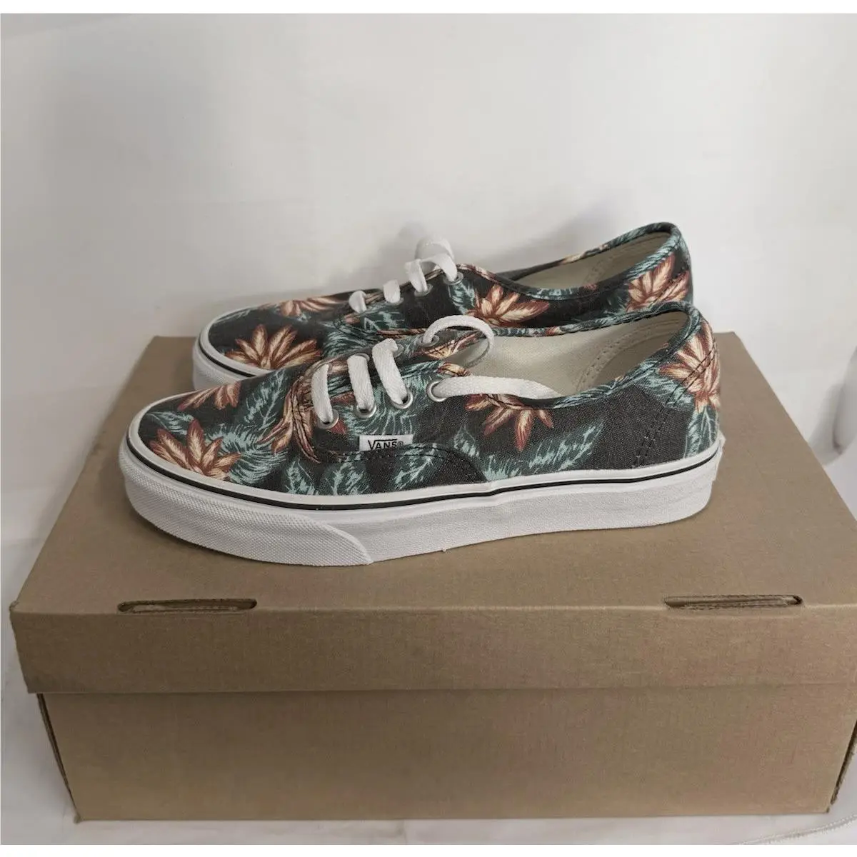 Vintage  Aloha Very Rare Skate Shoes  Vintage Shoes Men 5.5 Women 7 by Vans
