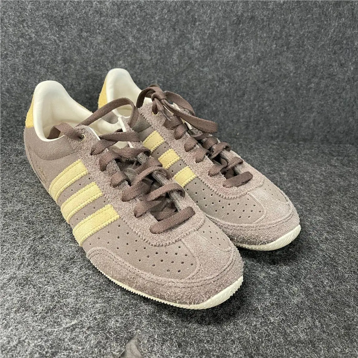 Japan Low Top Sneaker Women`s Size US 8 Earth Strata KK3566 by Adidas