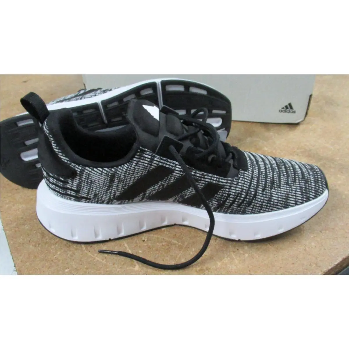 Men`s  Originals Swift Run Running Sneakers 23 Course A Pied Size 10 US by Adidas