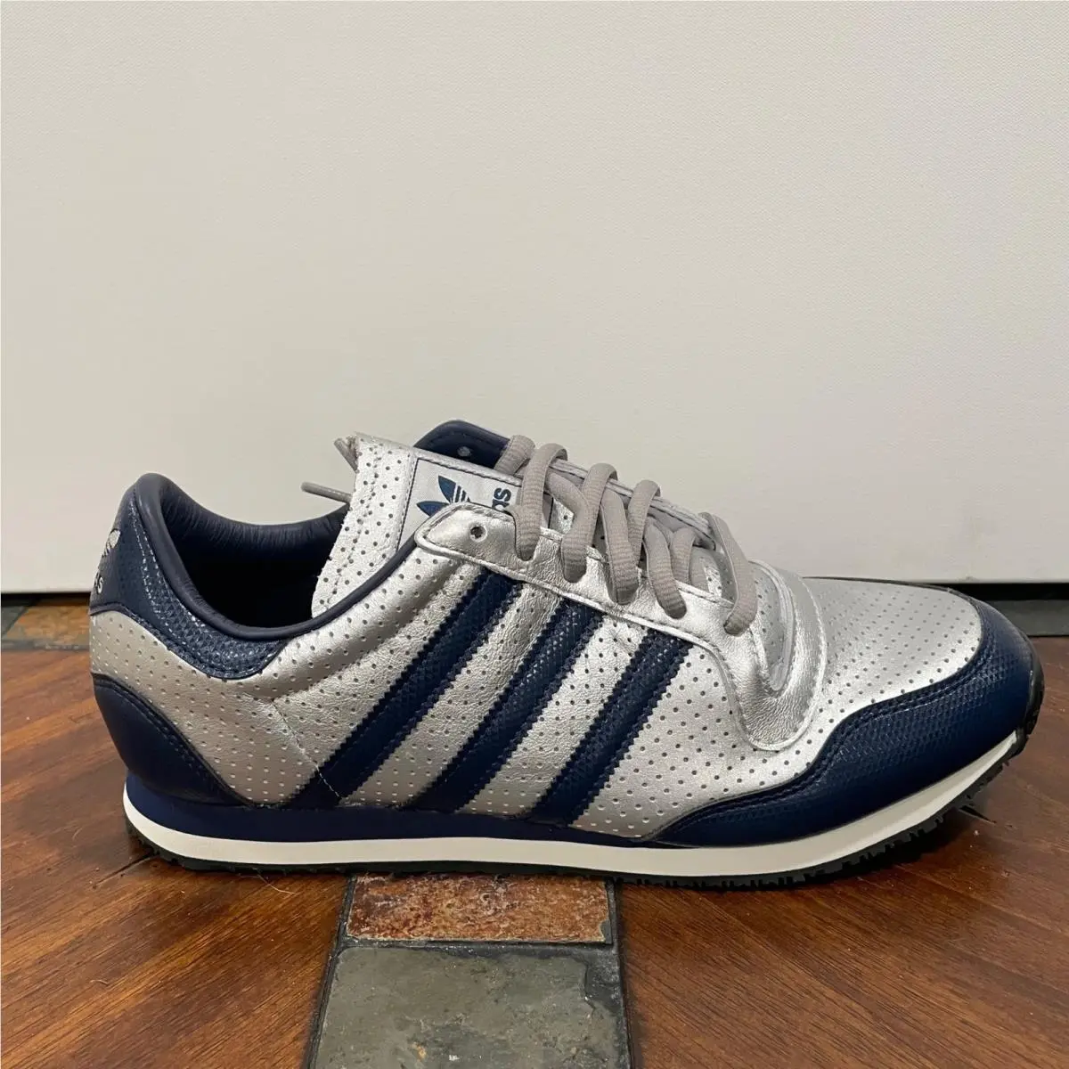 Galaxy OG Silver Metallic Navy Blue Mens Sneakers JR1614 Size 10.5 by Adidas