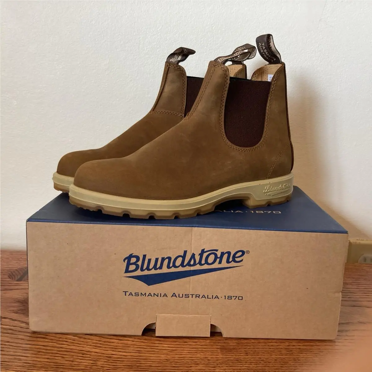 Men`s Size 9.5 US  1320 Crazy Horse Leather Chelsea Boots UK 8.5 by Blundstone