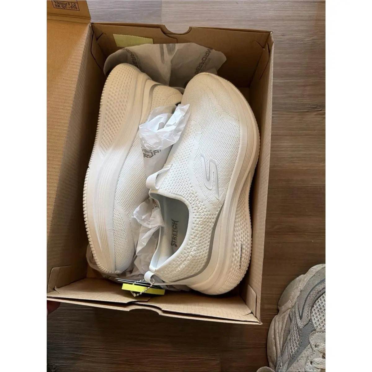 Skechers Go Run Elevate 2.0 Cadena Womens Size 9 White Running Shoes Sneakers
