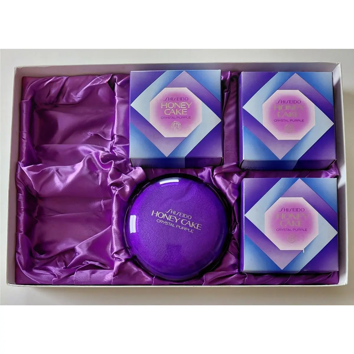 4 x 135 g Vintage  Honey Cake Crystal Purple Soap Set Incl Holder / Case by Shiseido