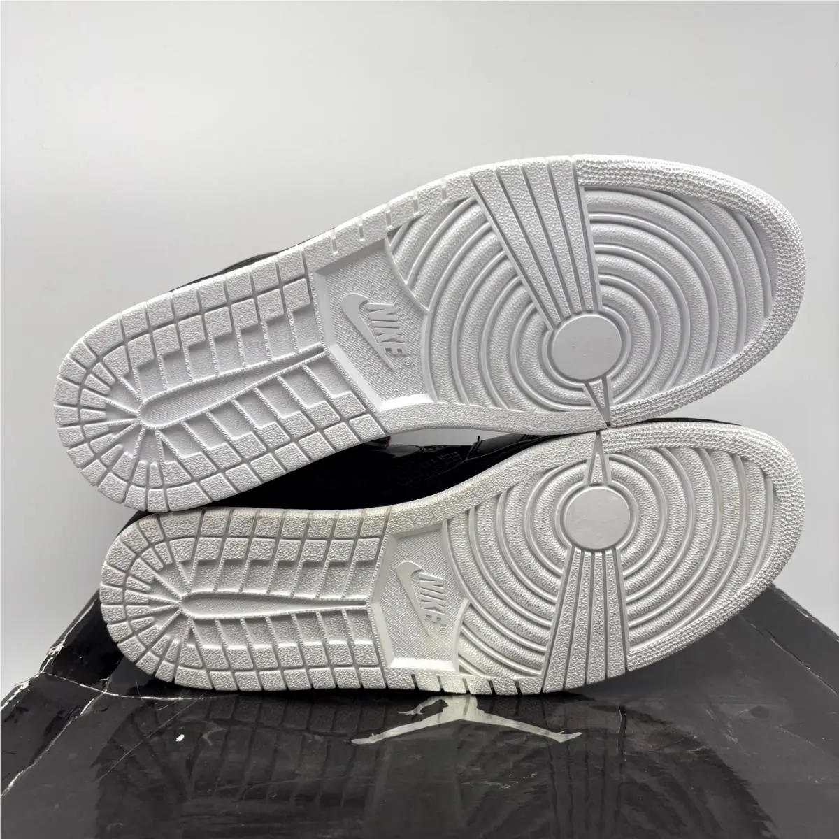 Nike shoes - Nike Air Jordan 1 Retro 384664-130 - 384664-130 - Black (UPC: 884498853429) 3