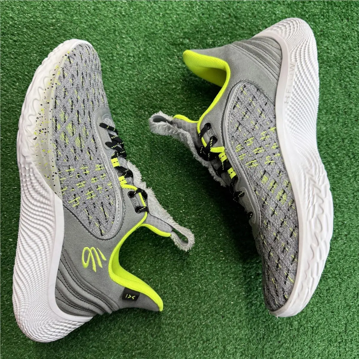 Under Armour shoes - Curry Flow 9 Young Wolf - 3025684-115 - Gray 1
