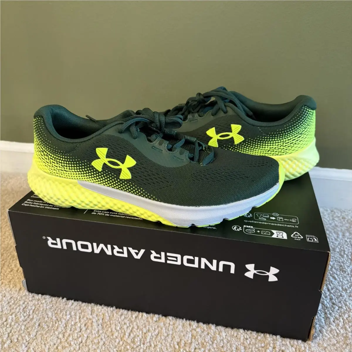 Under Armour Charged Rogue 4 Green and Yellow Running Sneakers Size 9.5