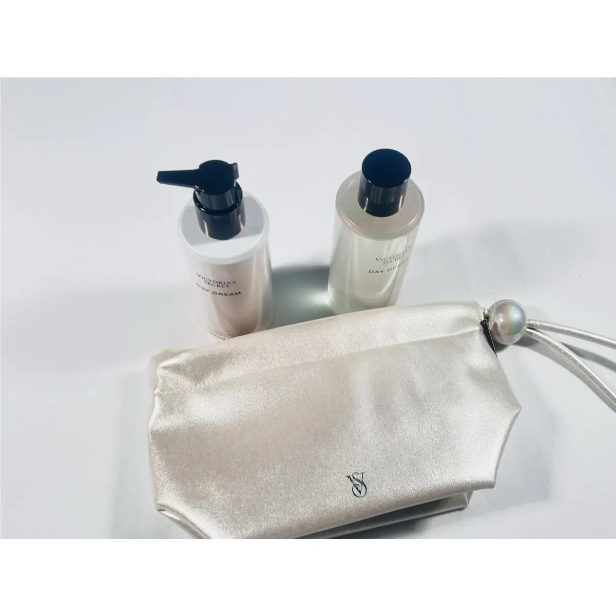 Victoria’s Secret Dream Fragrance Mist Lotion Pouch Iridescent Pearl Bead Set