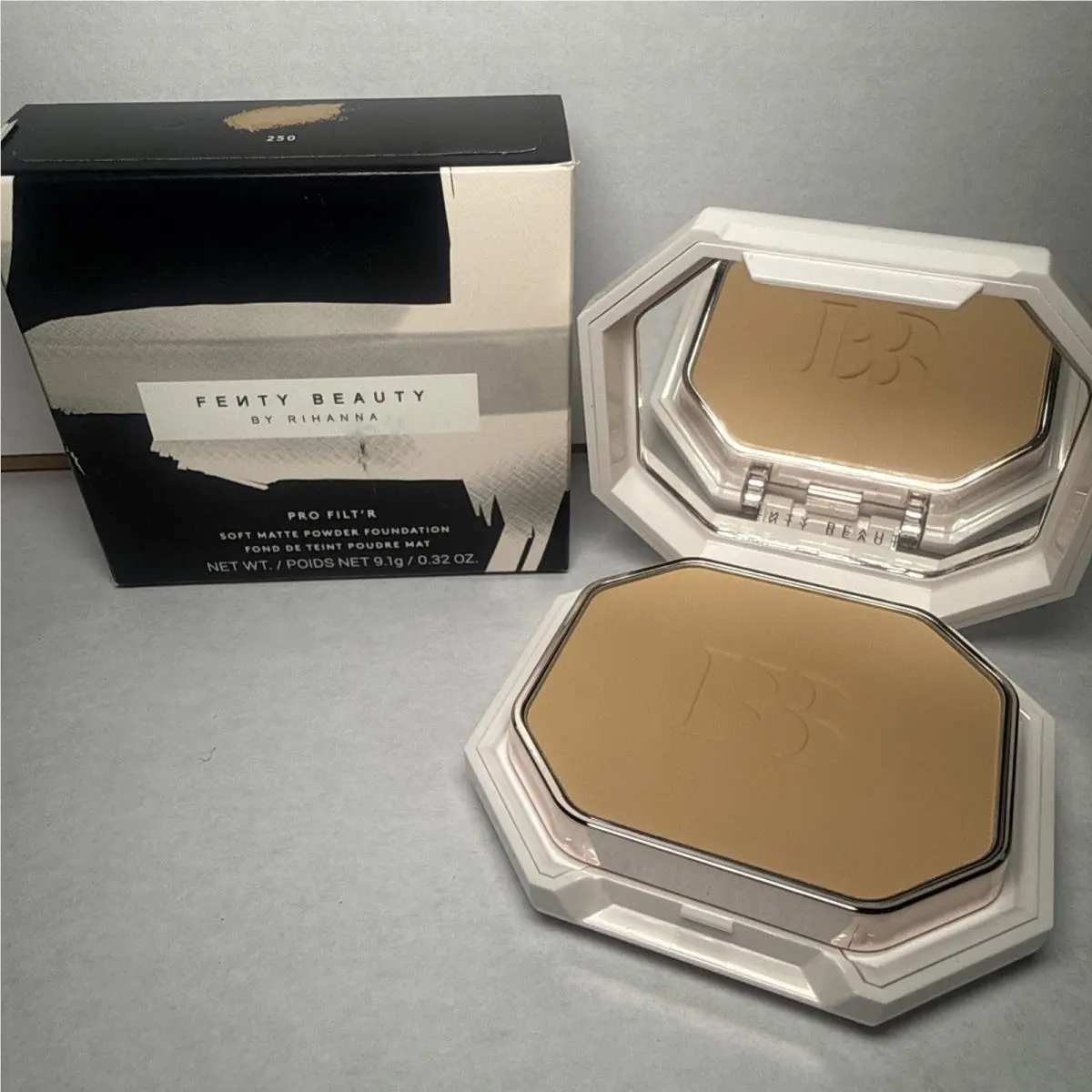 Fenty Beauty Pro Filt`r Soft Matte Powder Foundation Shade 250 0.32 oz/9.1g Rare