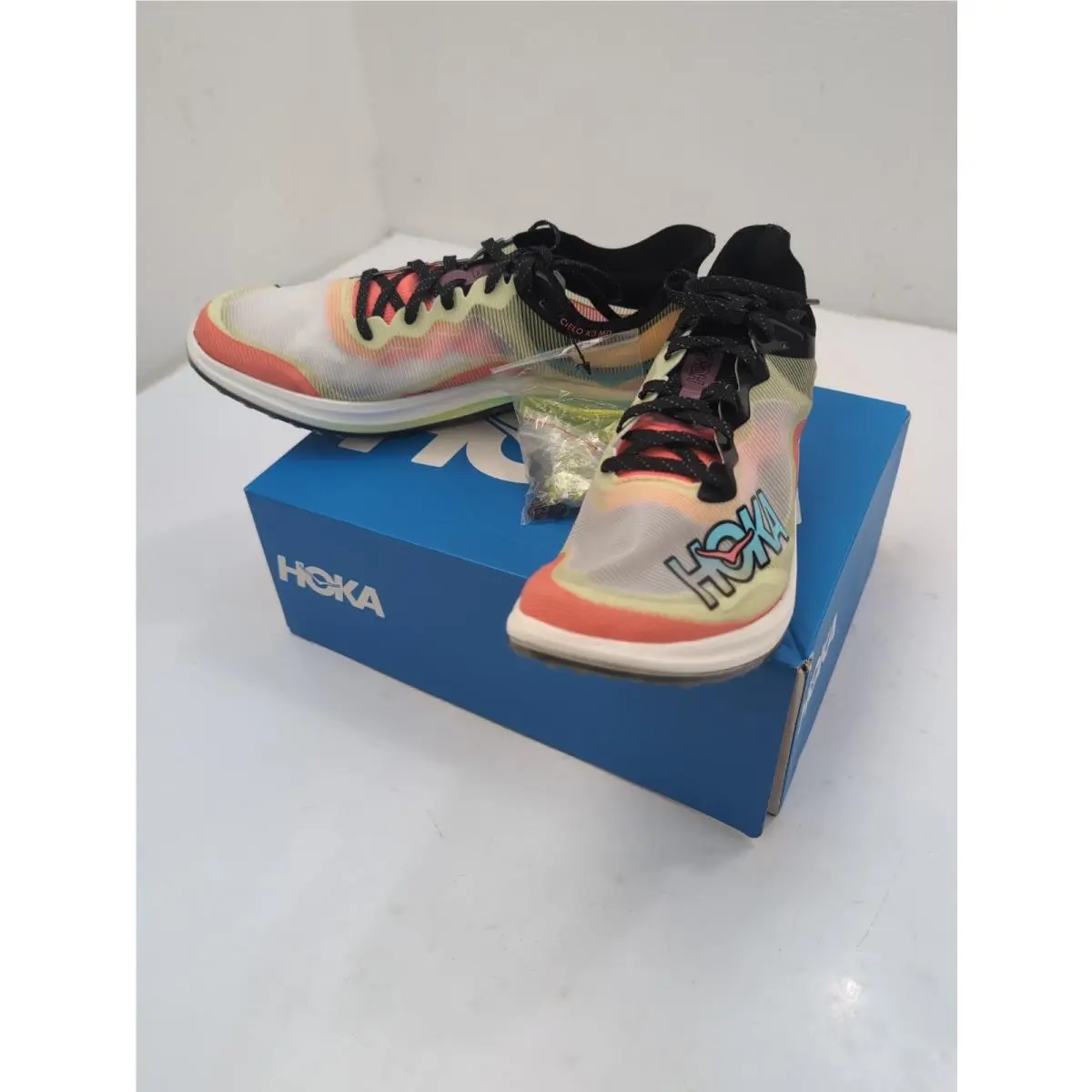 Hoka U Cielo X 3 Mid Distance Spikes Men’s 10.5 Women’s 12 Cleats Carbon Fiber