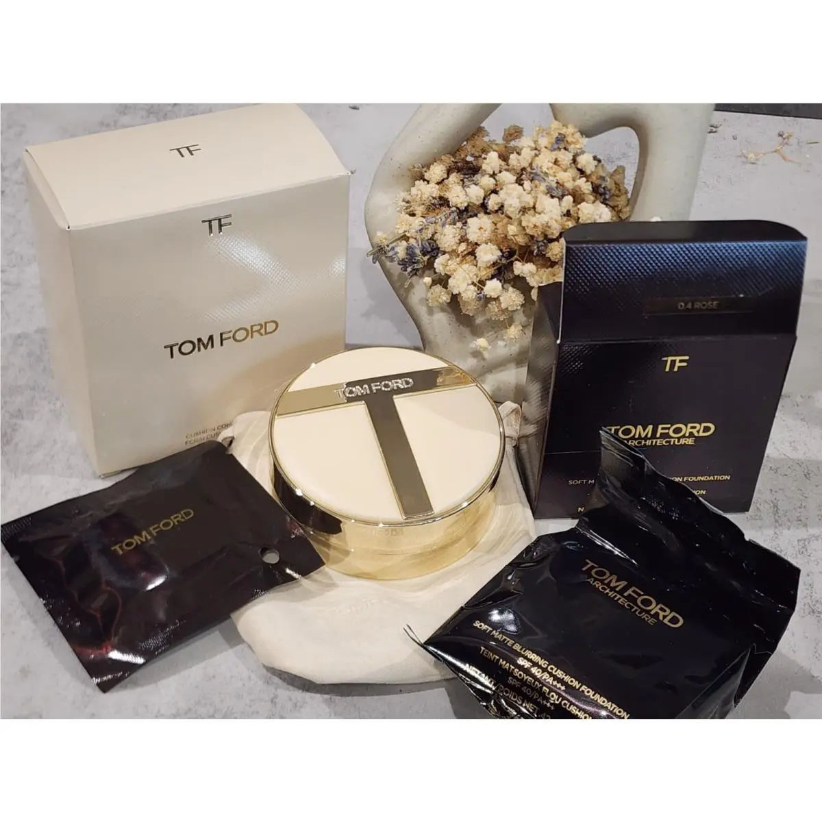 Architecture Soft Matte Blurring Cushion in 0.4 Rose + Case Set by Tom Ford