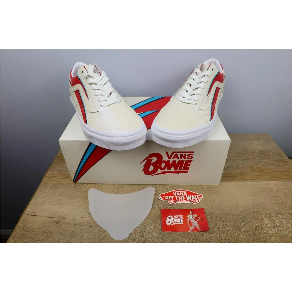 Old Skool x David Bowie Aladdin Sane White 2019 - Size 5.5 Men 7.0 Women by Vans