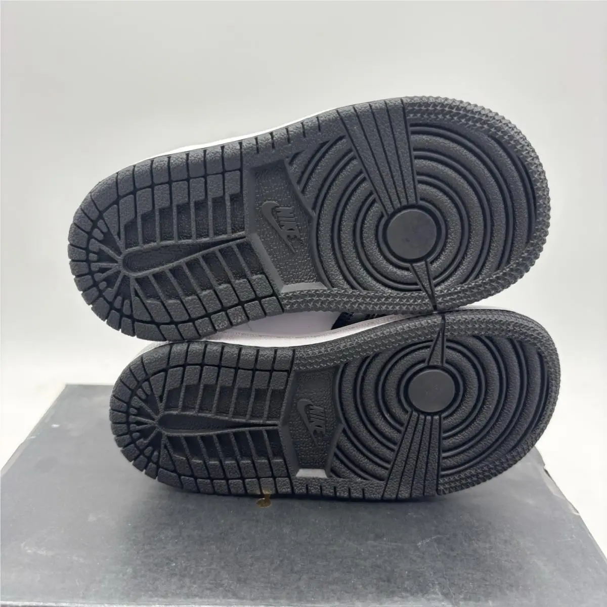 Nike shoes - Jordan 1 - Black 3