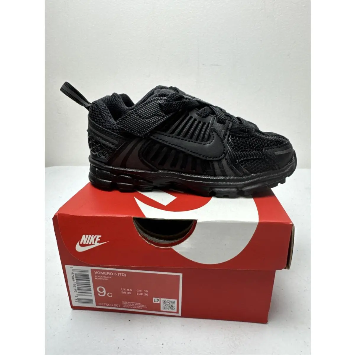 Nike shoes - Black (UPC: 0197864901953) 0