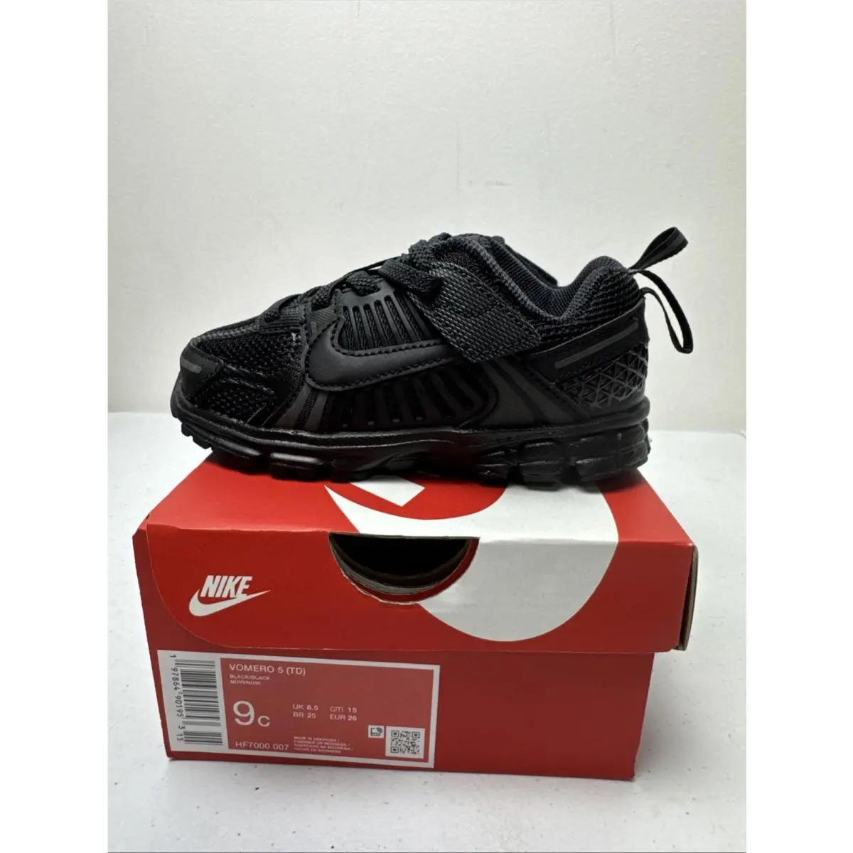 Nike shoes - Black (UPC: 0197864901953) 1