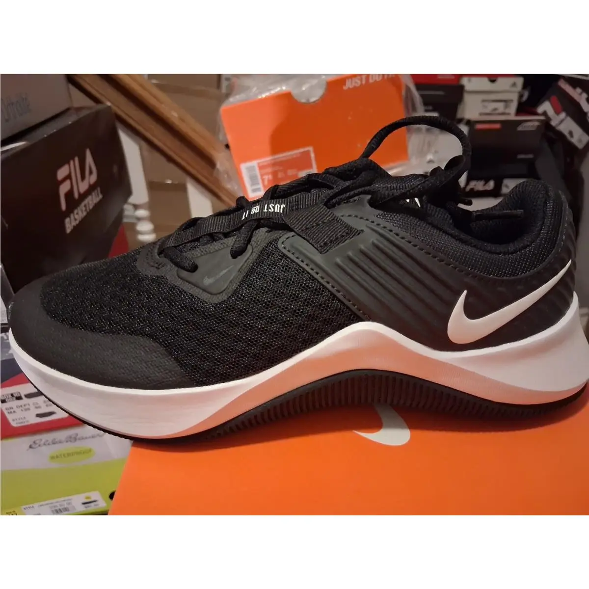 MC Trainer Women`s Sneakers 7.5M by Nike