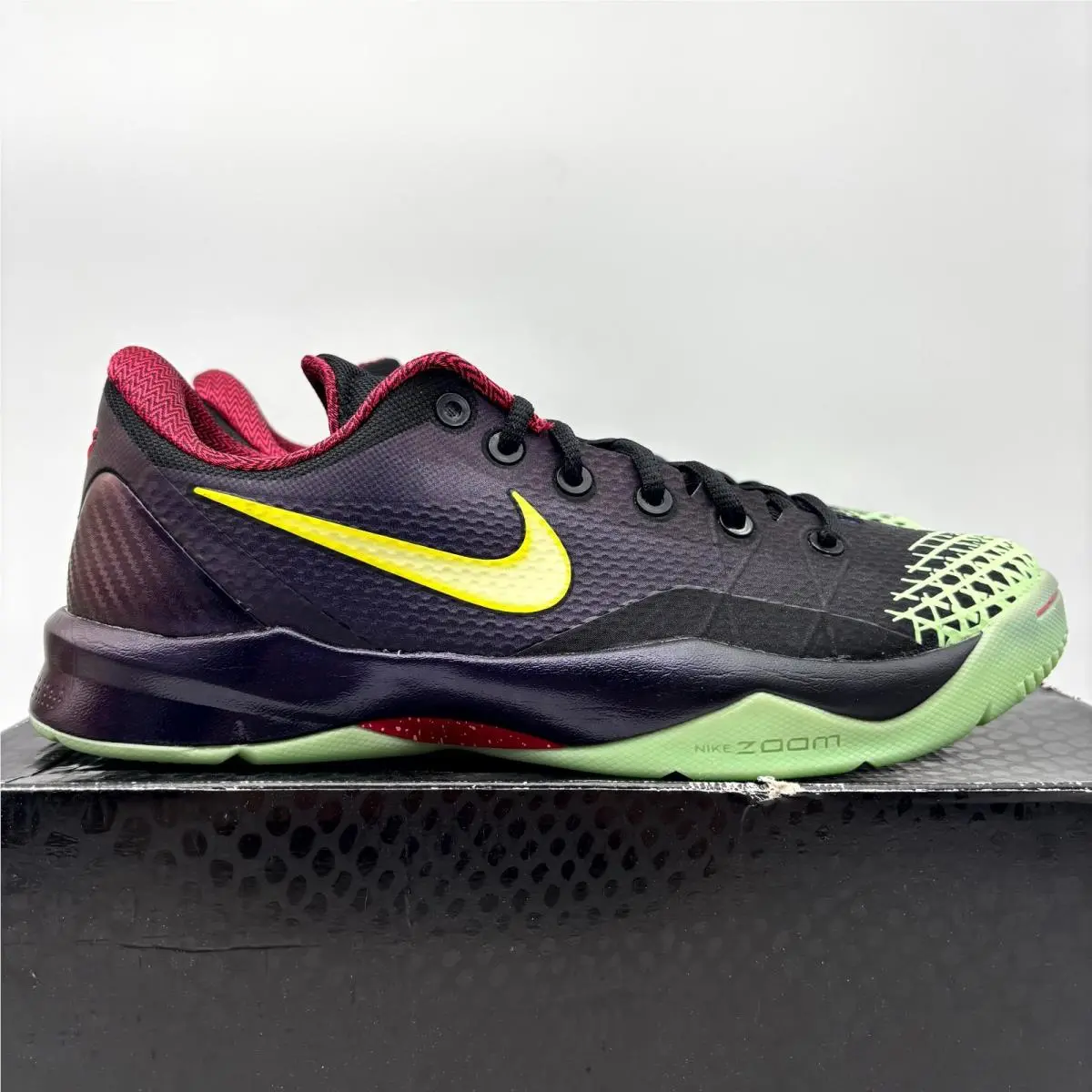 Kobe Venomenon 4 Glow-in-the-dark Black Athletic Shoes 10.5 Mens 635578-003 by Nike