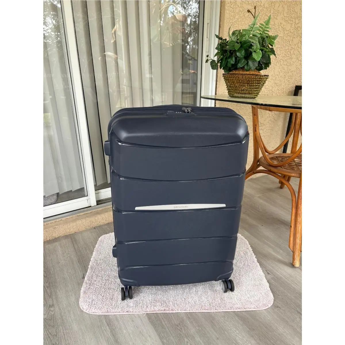Outline Pro Medium Spinner Suitcase Color: Midnight Blue by Samsonite