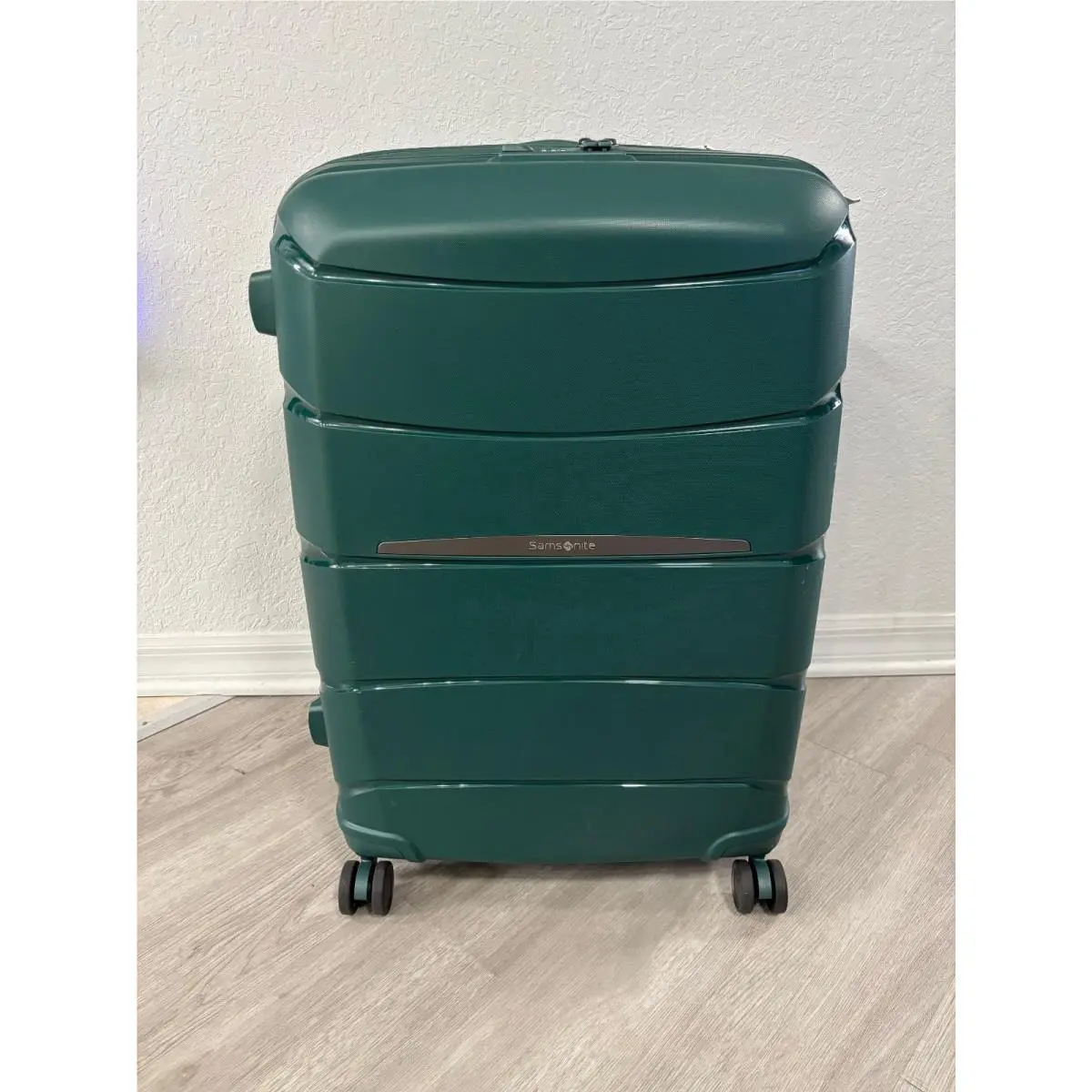 Outline Pro Medium Spinner Suitcase Color: Green by Samsonite