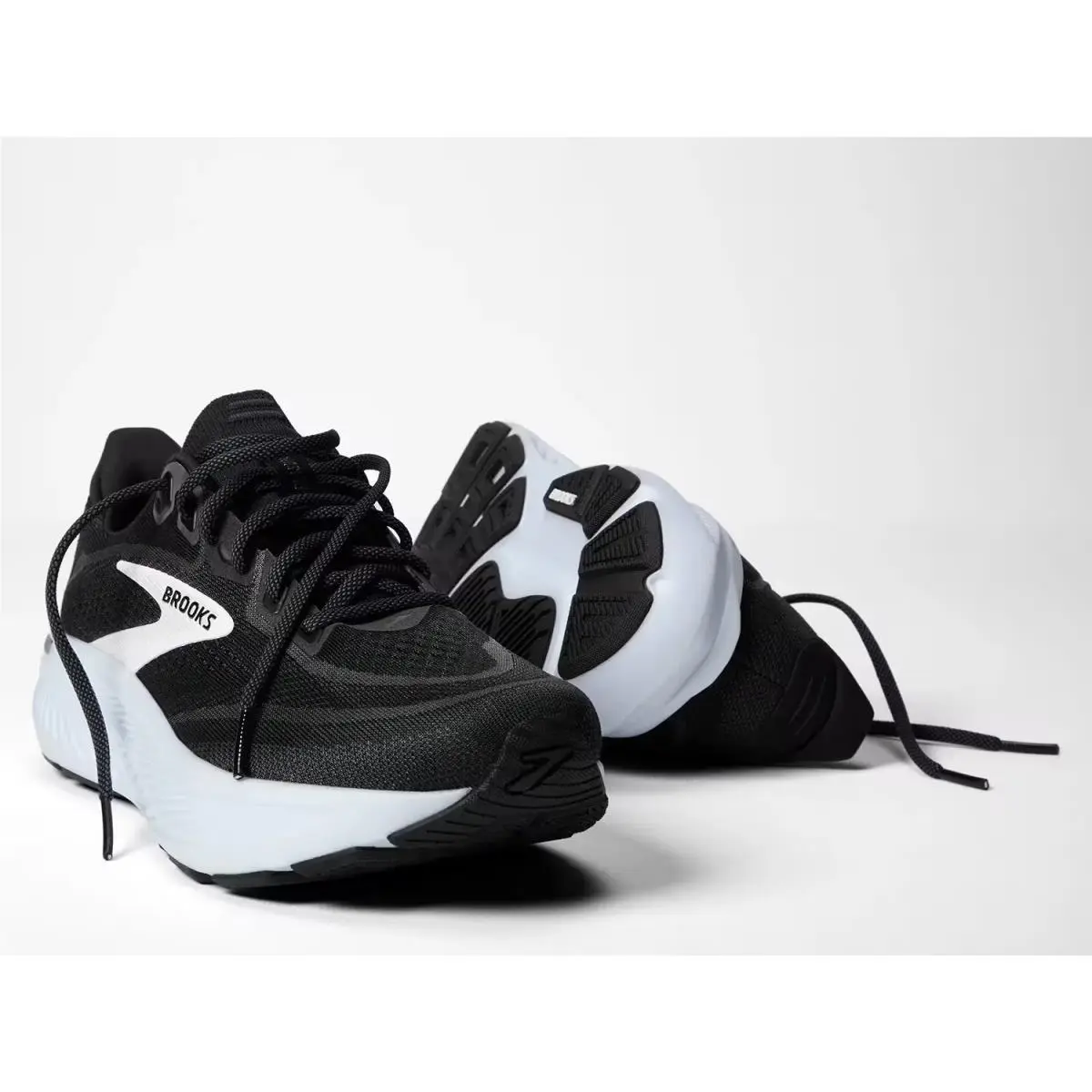 Brooks shoes - Black/White 6