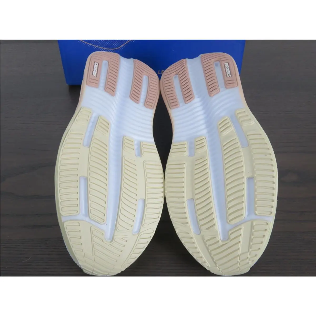 Brooks shoes - Brooks Ghost Max 4 - Ghost Max - 1204851B173 - White 4