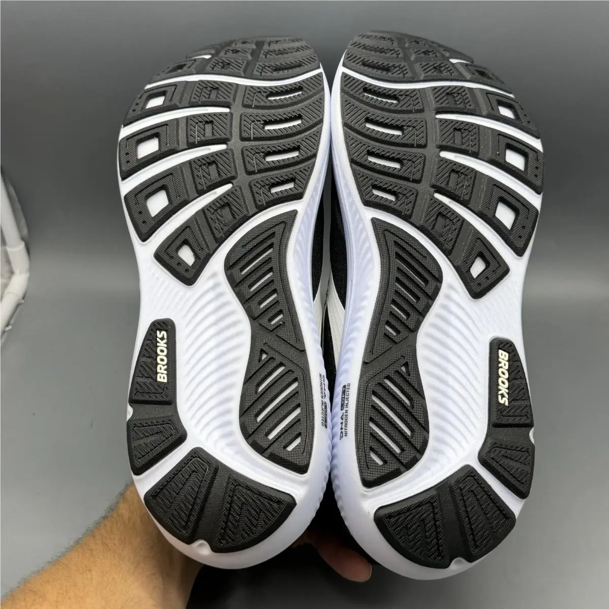 Brooks shoes - Brooks Ghost 18 - Ghost - 1104931D090 - Black (UPC: 0195394869347) 6