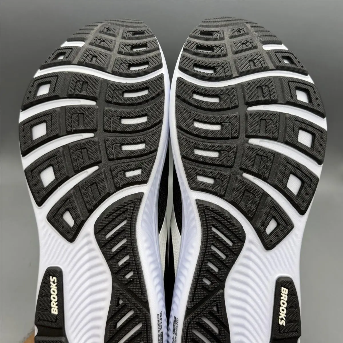 Brooks shoes - Brooks Ghost 18 - Ghost - 1104931D090 - Black (UPC: 0195394869347) 7