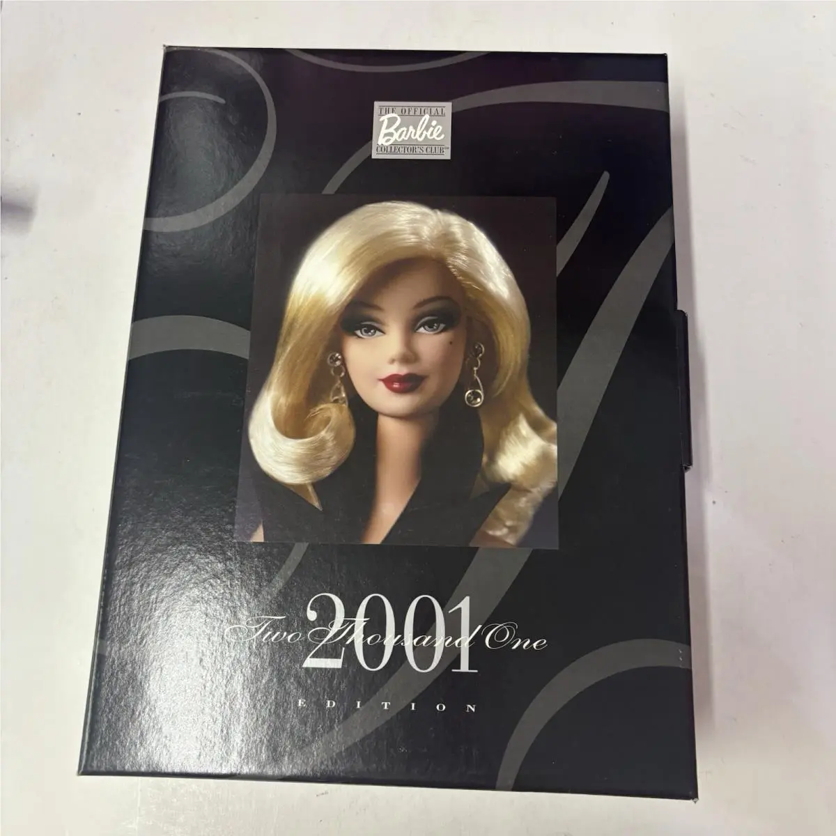 2001 Mattel Barbie Collectors Club Binder w/ Pin Magazine Outfit