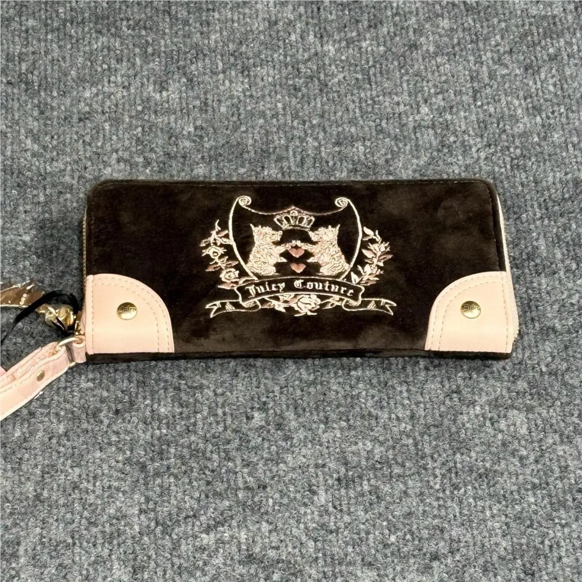 Juicy Couture Wallet Wristlet Womens One Size Brown Velvet Heart Zip Around
