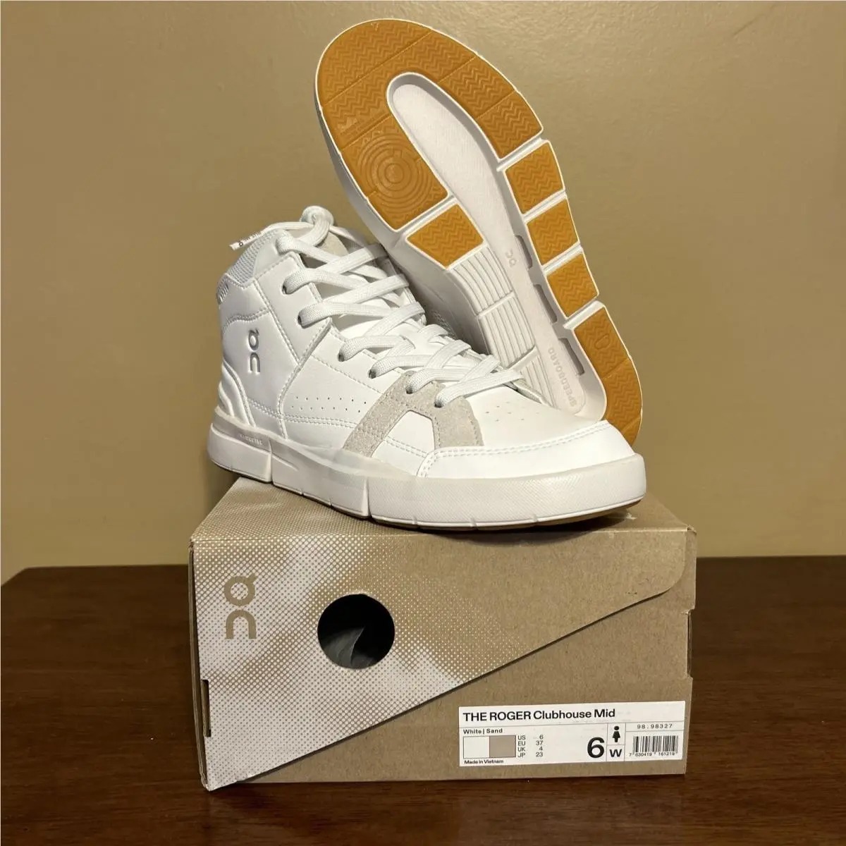 On Running The Roger Clubhouse Mid Women White Sand Sneaker 98.98327 Size 6