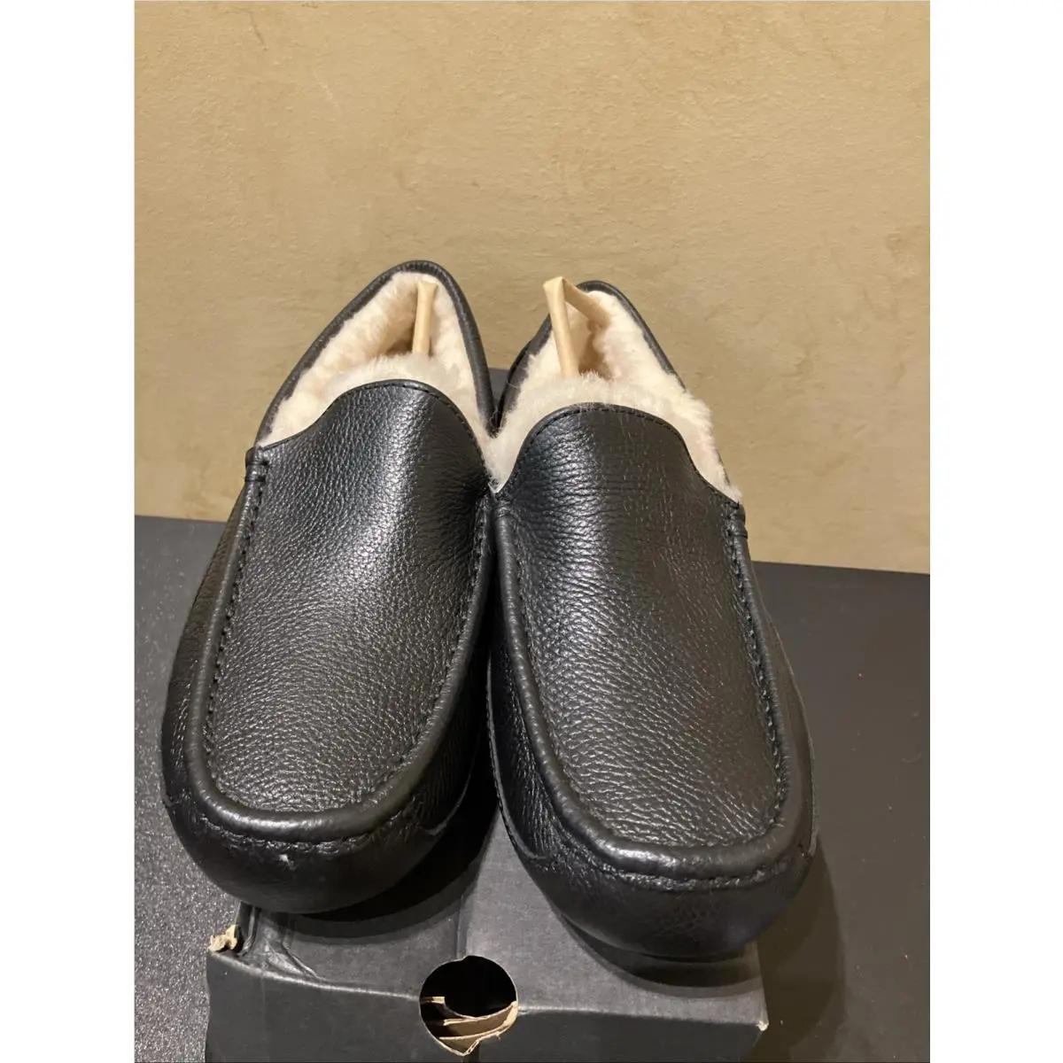 Ugg Mens 9 Leather Loafers Driving Shoes Moccasins Wool Fur Lined Mascot 5379B