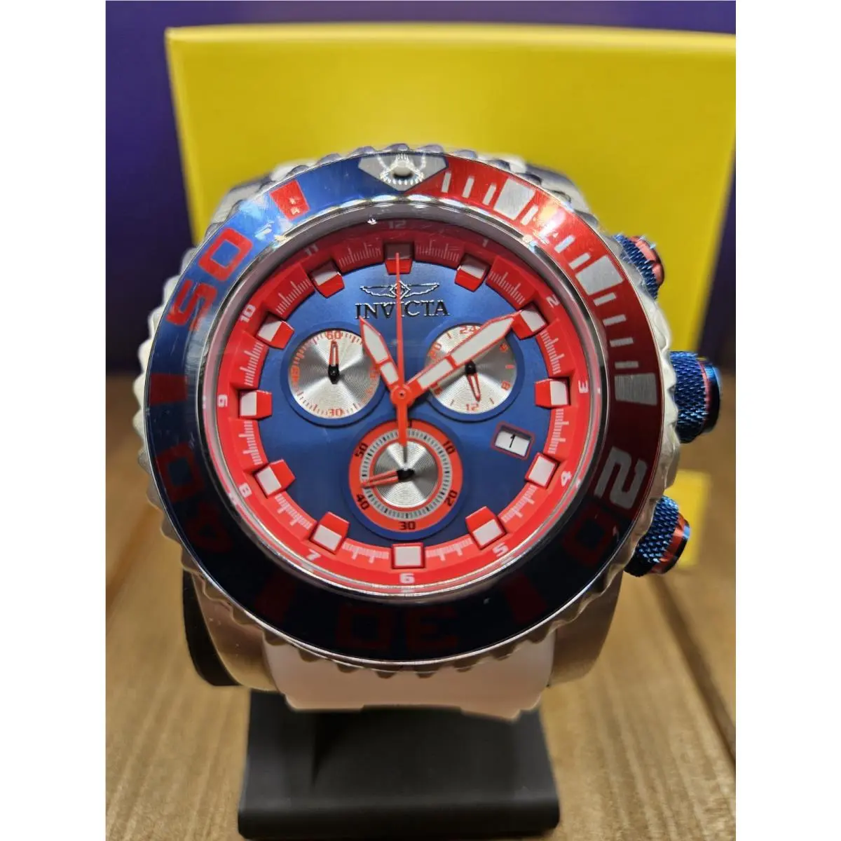 Invicta Sea Hunter Men Quartz Chronograph Date 200m Blue/red Dial White Strap