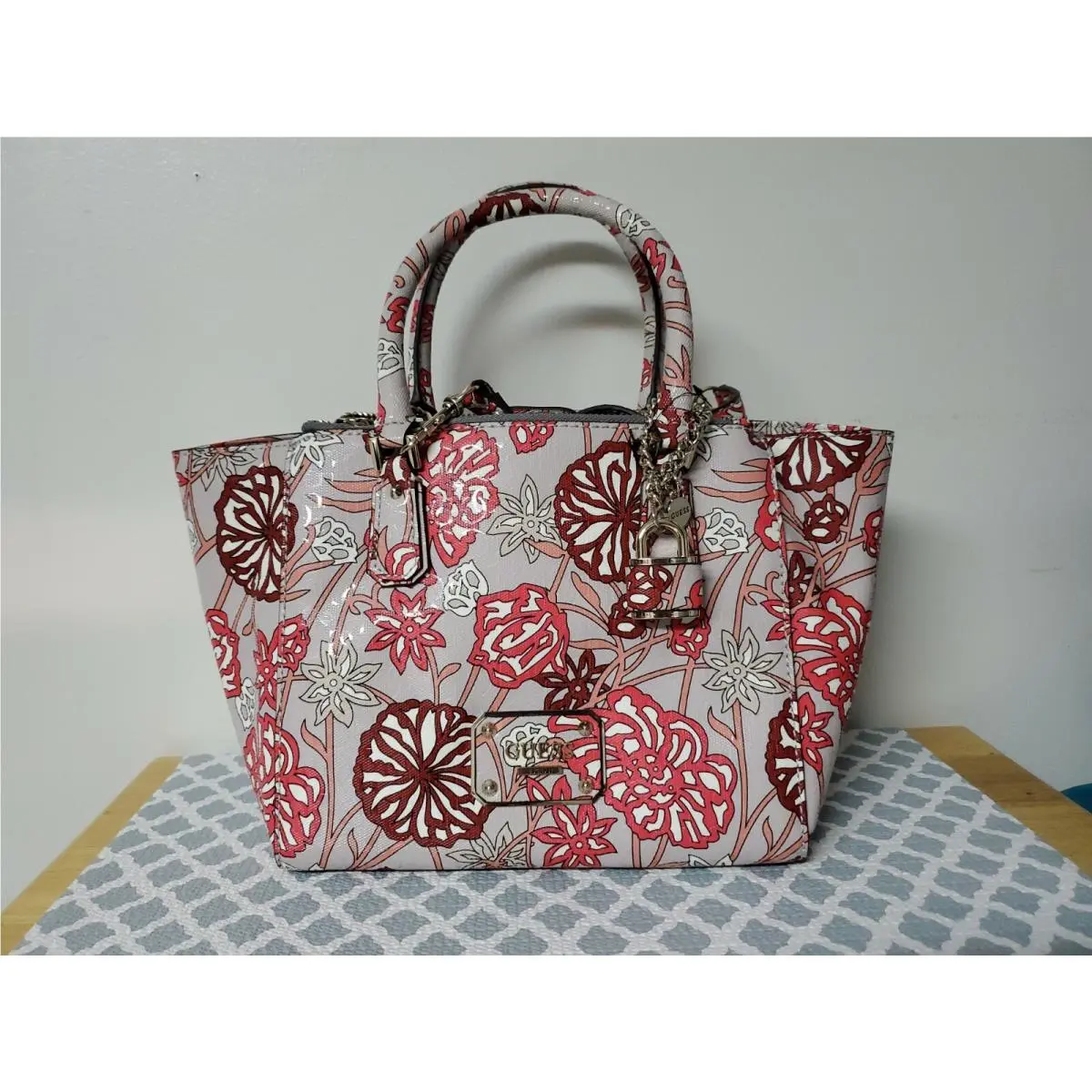 Crossbody Handbag Floral Print in Pink Rose by Guess