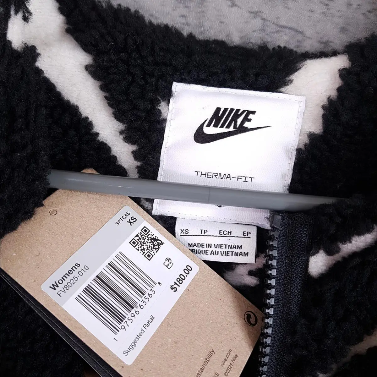 Nike clothing - Black (UPC: 0197596384758) 2