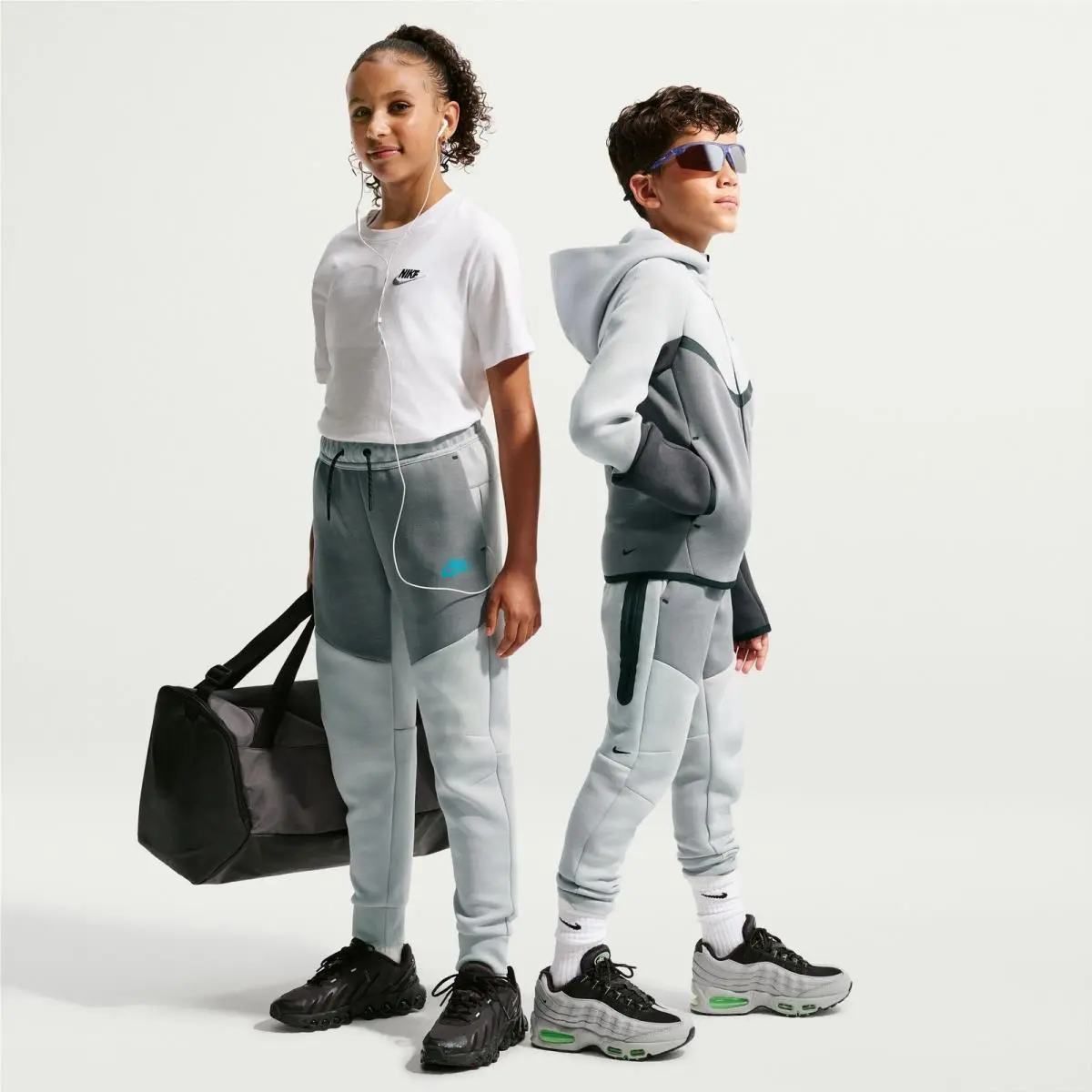 Youth Unisex Nike Sportswear Tech Fleece Joggers HV5869-016 -size L