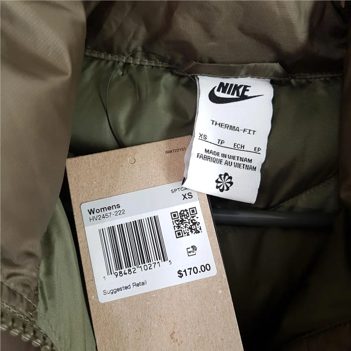 Nike clothing - Green (UPC: 0198482165895) 2
