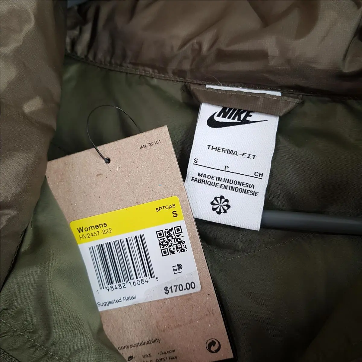 Nike clothing - Green (UPC: 0198482165895) 2