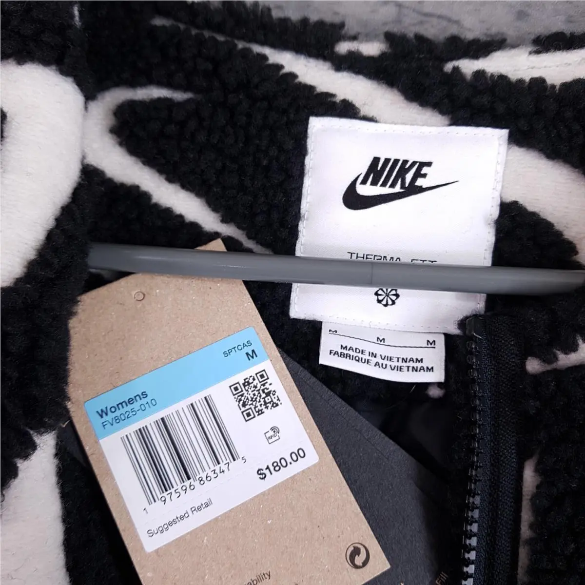 Nike clothing - Black (UPC: 0197596384758) 2