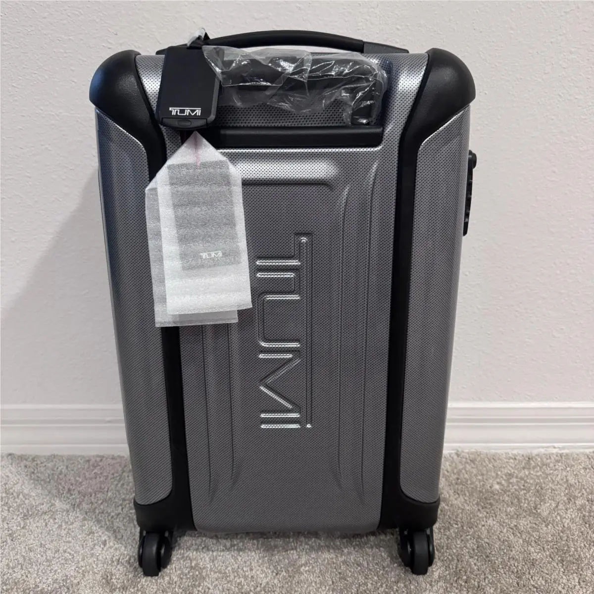 Tumi Vapor International Carry-on 22” Spinner Luggage Suitcase Silver