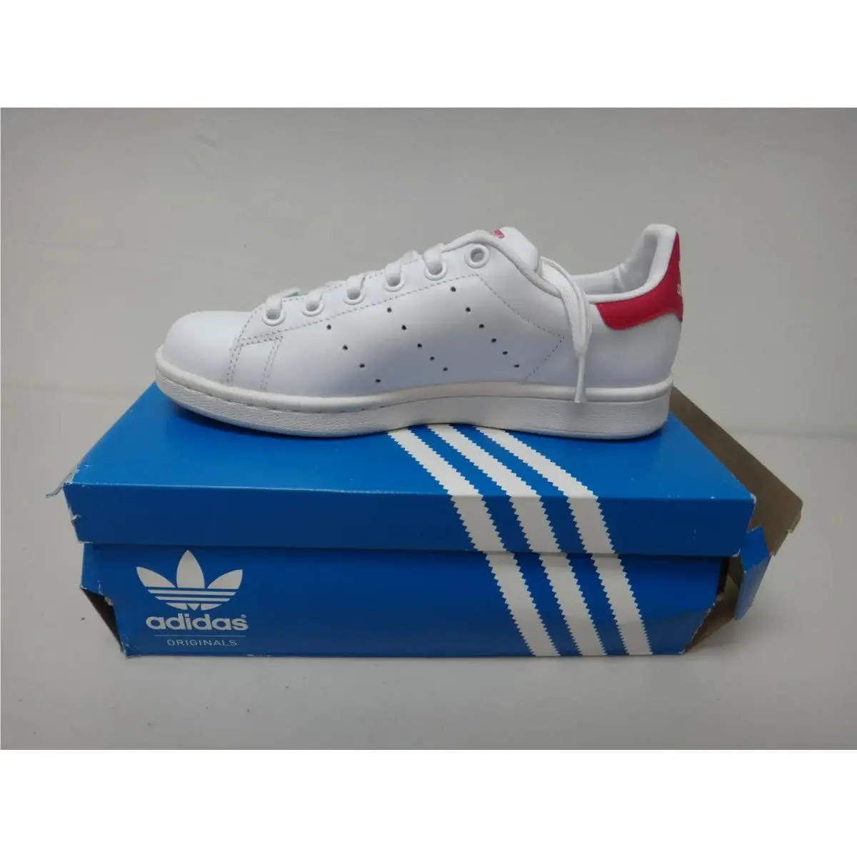 Stan Smith Kids 4.5 US White Red Heel B32703 Leather Sneakers Size 4 1/2 by Adidas