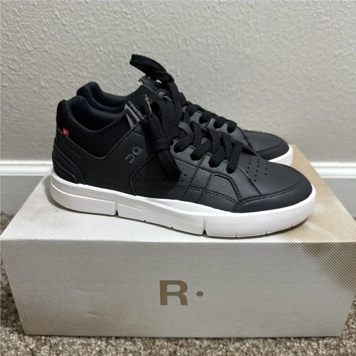 Women’s Size 5 On Running The Roger Clubhouse Sneakers Black/white 48.98333