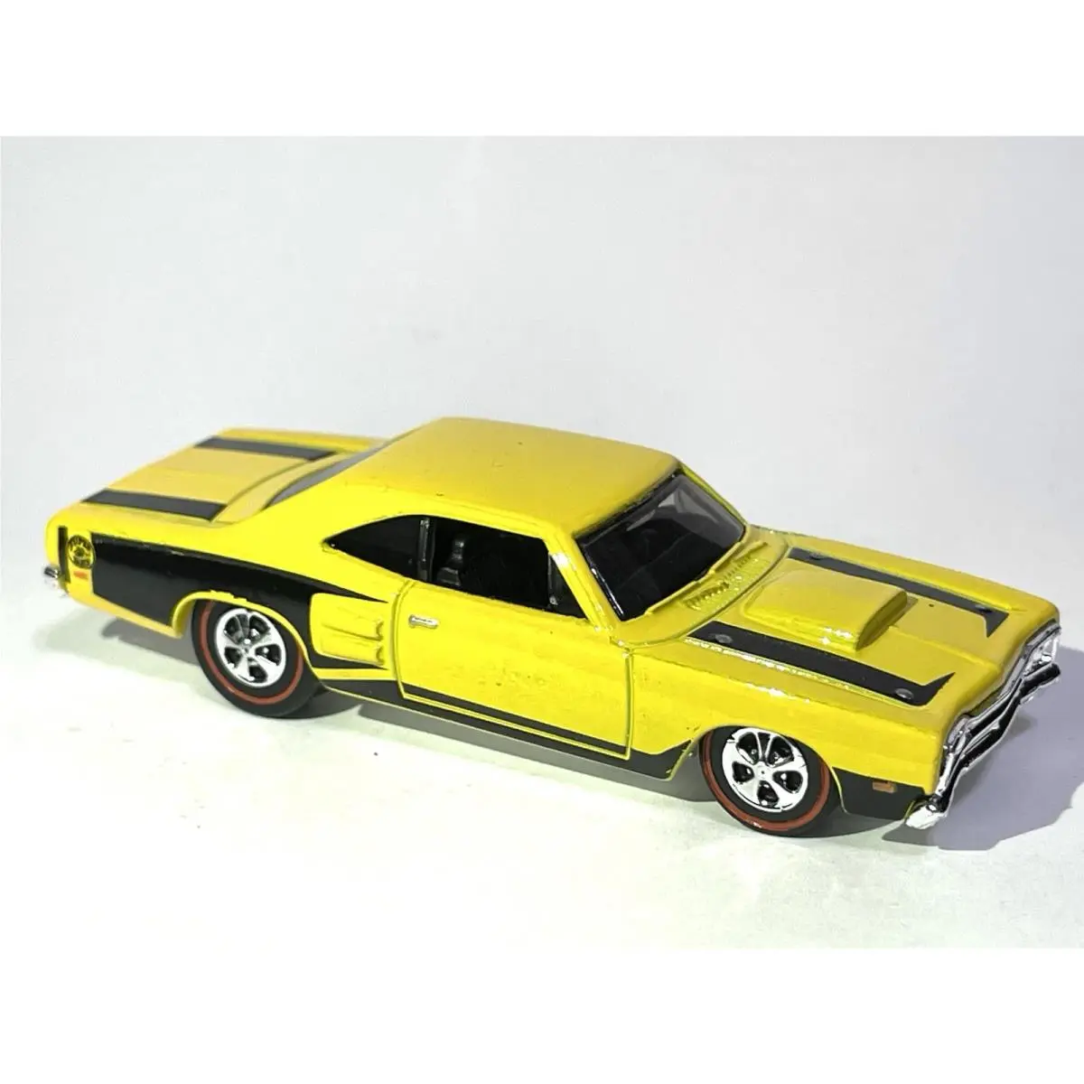 Hot Wheels Custom Redline Dodge ‘69 Coronet Yellow Muscle Mania