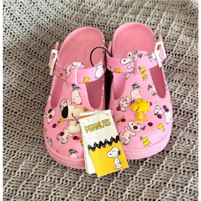 Crocs x Peanuts / Snoopy Maryjane Clog with Jibbitz W 8 M 6